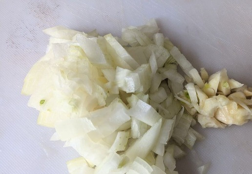 1. Этап. Быстрая похлебка из фасоли и тунца: Лук и чеснок чистим, режем мелкими кубиками.