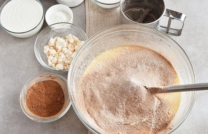 1. Этап. Торт в мультиварке: Просейте сверху смесь муки, разрыхлителя и 3 столовых ложки какао-порошка.