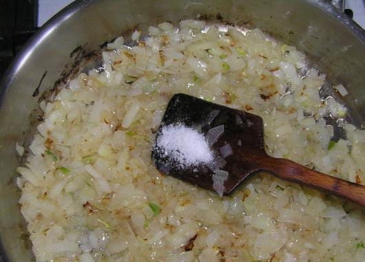 1. Этап. Курица, фаршированная луком: 5. Лук нужно посолить немного и всыпать понемногу манку. Тщательно перемешать и остудить немного.