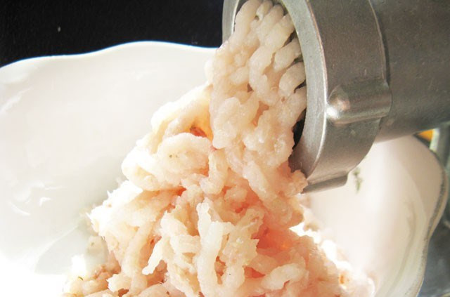 1. Этап. Рыбный фарш: Рыбное филе должно быть обязательно охлажденным. Пропустите его два раза через мясорубку.