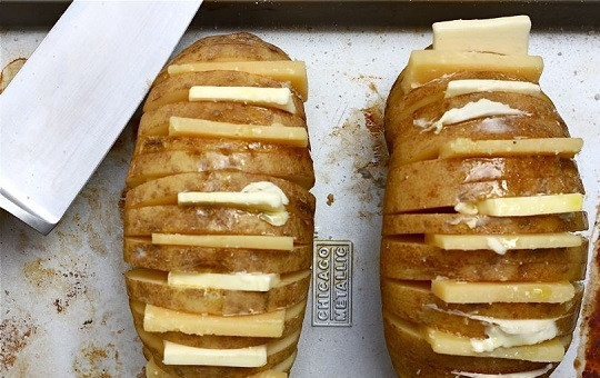 1. Этап. Картофельный веер с сыром: 6. Отправьте противень в разогретую до 200 градусов духовку.