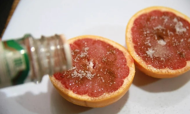 1. Этап. Жареный грейпфрут с корицей: Каждую половинку присыпьте сахаром и корицей. По желанию можете добавить пару капель любого ароматного сиропа.