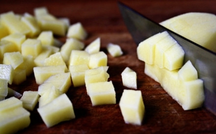 1. Этап. Суп с солеными огурцами: Мелко нарезать картофель.