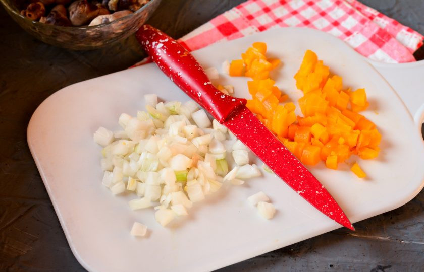1. Этап. Салат с куриными сердечками и горошком: Лук и отваренную до мягкости морковку нарежьте кубиками.