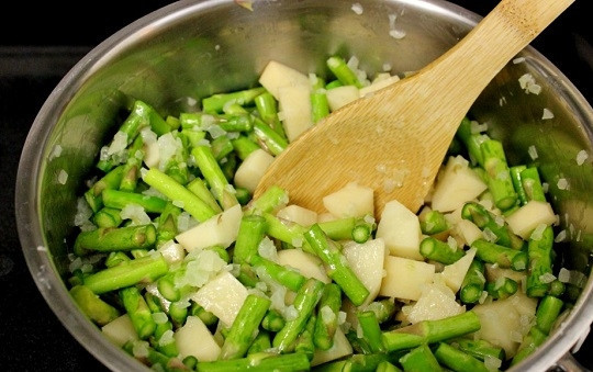 1. Этап. Суп-пюре из спаржи: 4. Выложите спаржу (оставьте самые верхушки в стороне) и нарезанный кубиками картофель.