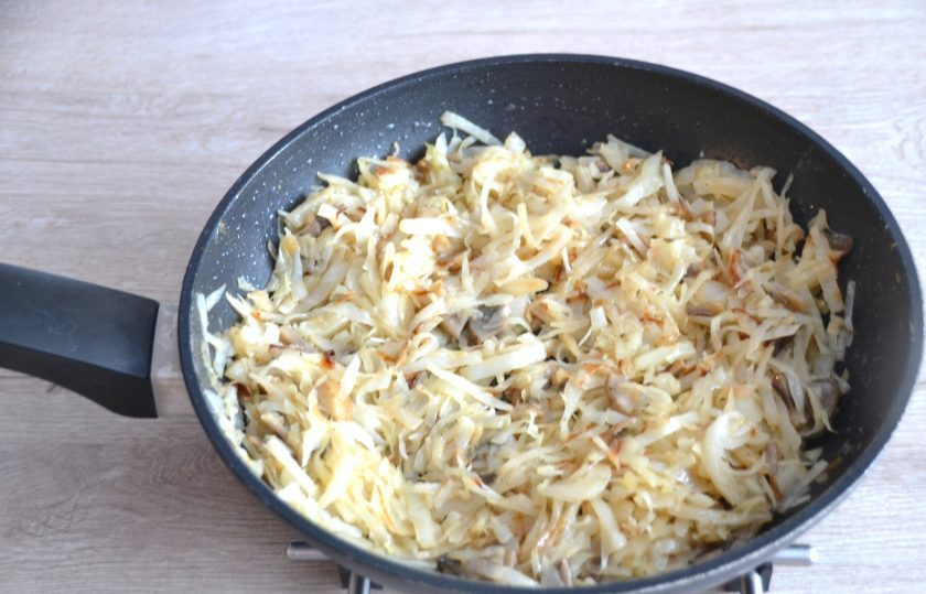 1. Этап. Пирог из рулетиков с разными начинками: Обжарьте в сковороде сначала шампиньоны с луком, затем добавьте капусту, потушите до готовности, посолите по вкусу.
