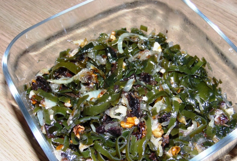 1. Этап. Салат из маринованной морской капусты: 5. Заправим теперь маслом и специями, перемешаем — и подаем к столу!