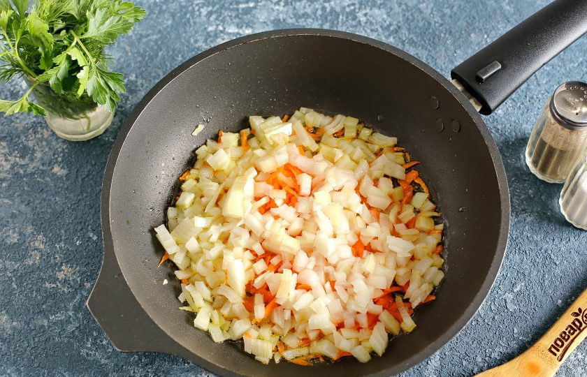 1. Этап. Куриный суп по-болгарски: Тем временем разогрейте в сковороде масло и выложите лук с морковью.
