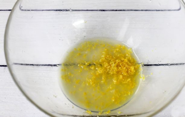 1. Этап. Свиные ребрышки в кукурузных хлопьях: В емкость натрите цедру лимона. После этого выжмите сок половинки лимона и отправьте его к цедре.