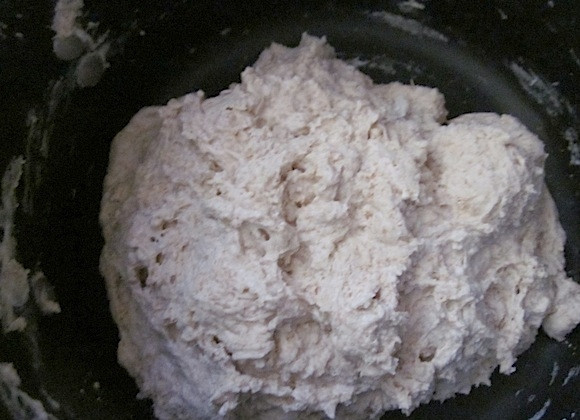 1. Этап. Фокачча (без вымешивания теста): 2. Влейте теплую воду и перемешайте тесто деревянной ложкой.