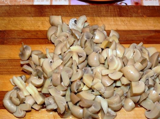 1. Этап. Запеченная грудка с грибами: Измельчите лук, добавьте его на сковороду, посолите и хорошо обжарьте.