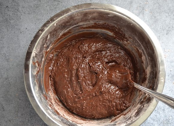 1. Этап. Шоколадное печенье с перцем: 3. Аккуратно перемешайте все содержимое миски.