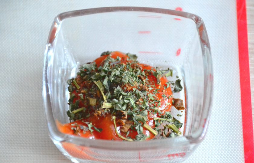 1. Этап. Итальянские крекеры: Смешайте томатный соус и сухой базилик.