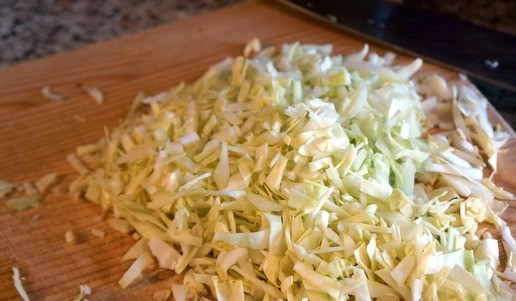 1. Этап. Салат из овощей и яблока Рубиновый: Капусту нашинковать очень тонко. Сложить в миску, немного присолить, помять руками, чтобы дала сок.