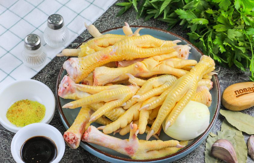 1. Этап. Закуска из куриных лапок: Подготовьте указанные продукты. Куриные лапки приобретайте свежими, без повреждений.