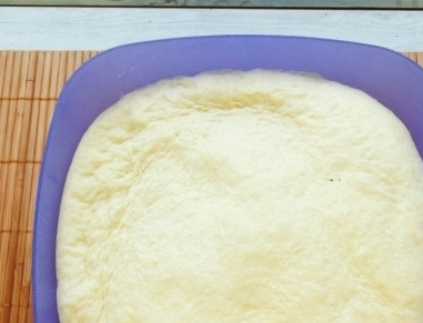 1. Этап. Тесто на плюшки: 5. Затем обминаем и снова оставляем в тепле на 30-40 минут. Затем снова обминаем — и тесто готово к лепке.