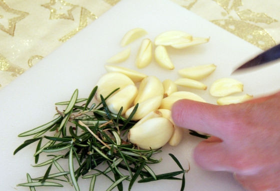 1. Этап. Баранья нога: 1. Очистите чеснок, каждый зубчик разрежьте еще на несколько частей. Несколько веточек розмарина измельчите.