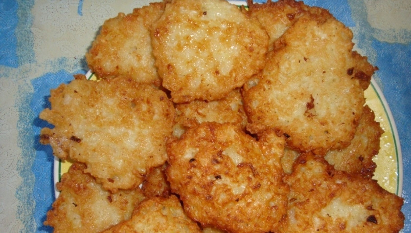 1. Этап. Котлеты из лука: Обжариваем в приличном количестве подсолнечного масла с двух сторон, пока котлетки не станут приятного золотистого цвета. Готово! Как видите, ничего сложного. Приятного аппетита)