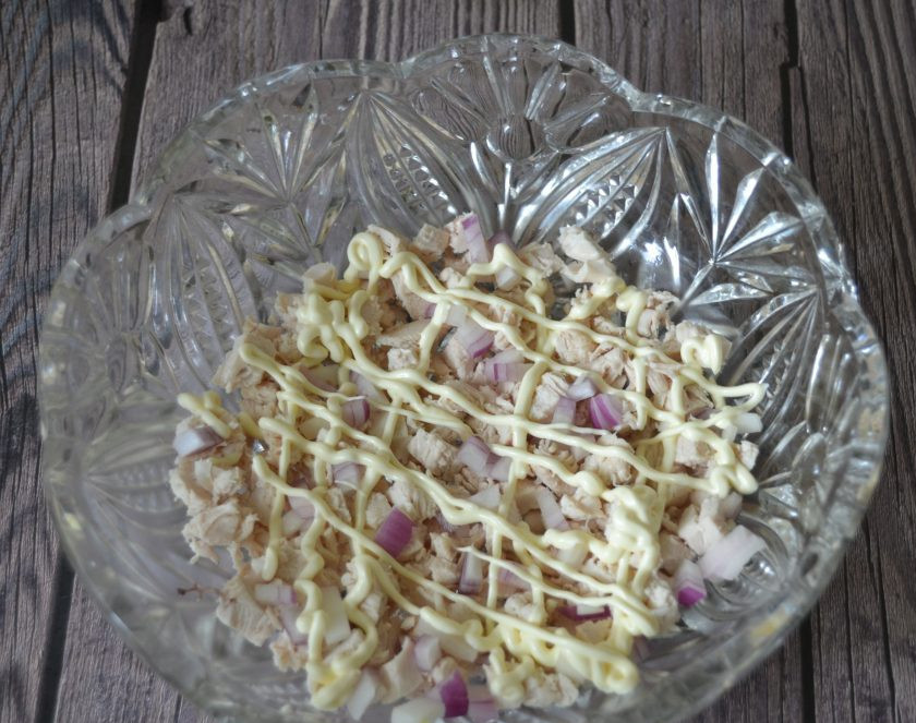 1. Этап. Салат Манон: Следующий слой - картофель и майонезная сетка.