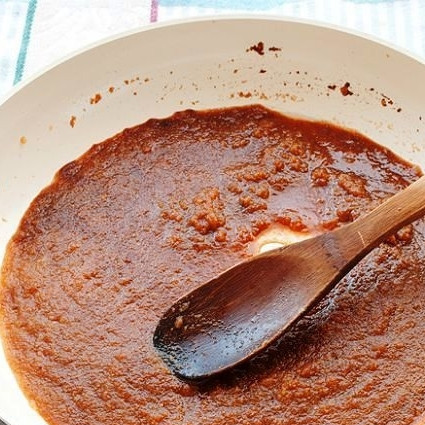 1. Этап. Картофельные гомбовцы: Смешиваем сахар, корицу и немного воды.