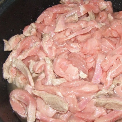 1. Этап. Говядина в сливочном соусе: Мясо нарезаем на порционные кусочки. Затем обжариваем на растительном масле с двух сторон.