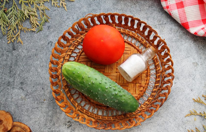 1. Этап. Томатно-огуречный сок: Подготовьте все необходимые ингредиенты для приготовления томатно-огуречного сока. Помидоры и огурцы переберите, убирая порченные, тщательно вымойте и вытрите.