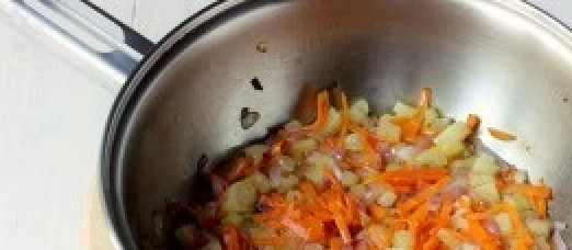 1. Этап. Суп из куриных желудков: В подсолнечном масле обжариваем перец, лук и морковь до золотистого цвета. Снимаем сковороду с плиты.