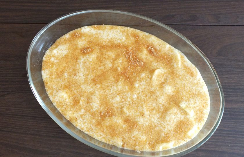 1. Этап. Сахарный пирог с яблоками: Слой яблок залейте оставшимся тестом. Посыпьте тесто коричневым сахаром. Поставьте форму с тестом в разогретую до 180 градусов духовку на 25-35 минут. Учитывайте особенности своей духовки.