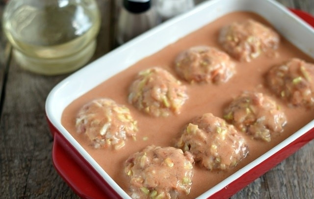 1. Этап. Ленивые голубцы по-московски: 9. Смешайте сметану, воду и томатную пасту, соль и перец. Залейте соусом голубцы и отправьте их в разогретый до 150-160 градусов духовой шкаф на 60 минут.