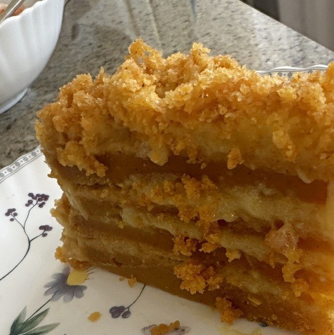 1. Этап. Торт морковный постный: Коржи получились несколько плотные. Они от этого не стали менее вкусные. Торт действительно получился хорош. Не очень сладкий и приятный на вкус., А плотность коржей, я думаю, из-за морковки. Суховата она была.