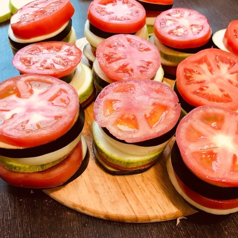 1. Stage. Vegetable ratatouille: Assemble the vegetables in any order.