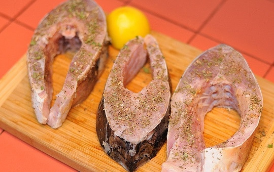 1. Этап. Сазан на сковороде: 2. Посолите по вкусу, натрите со всех сторон любимыми специями. Выжмите сок лимона (по желанию добавьте также вино) и оставьте сазана в маринаде на часик.