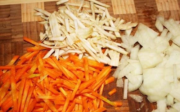 1. Этап. Гара чорба: Сельдерей, лук и морковь почистите, а потом нашинкуйте соломкой.