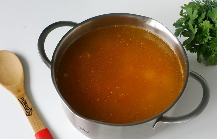 1. Этап. Суп с гречкой и фасолью: Верните мясо обратно в кастрюлю, добавьте отваренную фасоль, картофель, гречку и овощную зажарку. Отрегулируйте на соль и варите суп на небольшом огне до полной готовности всех ингредиентов.