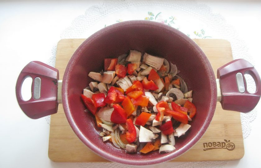 1. Этап. Рыбное соте: Болгарский перец также нарежьте и выложите в кастрюлю.