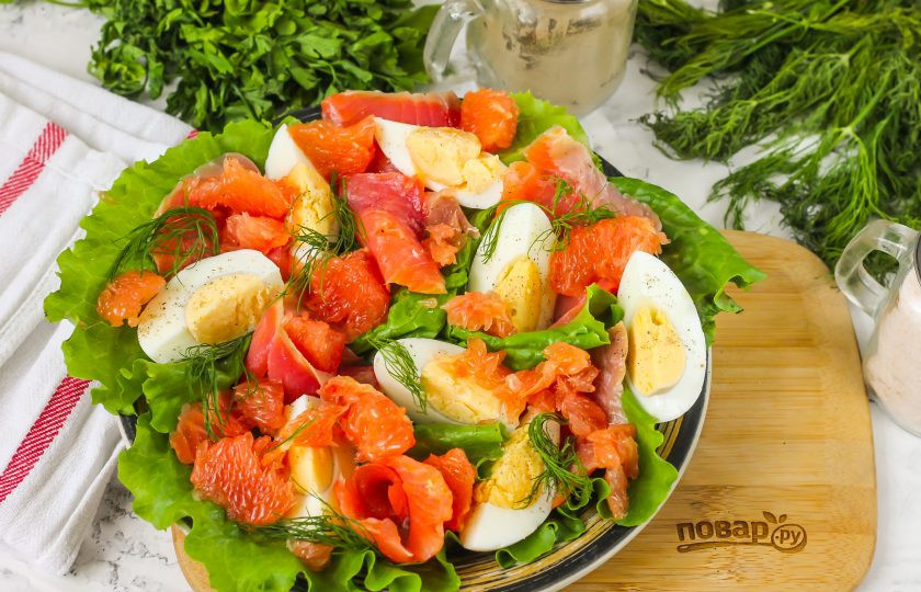 1. Этап. Салат с красной рыбой и грейпфрутом: Поперчите салат и украсьте его укропом, предварительно промыв зелень в воде. Если рыбка не слишком соленая, то слегка присолите блюдо.