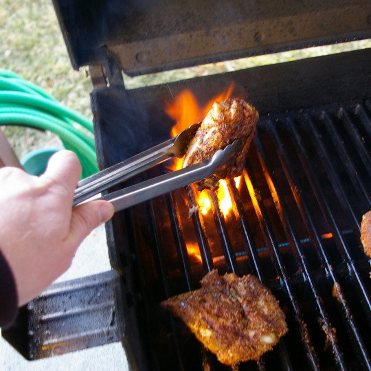 1. Этап. Курица гриль: Время от времени переворачиваем кусочки курицы.