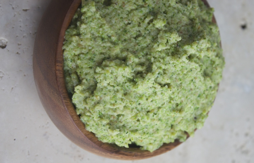 1. Этап. Брокколи с орехами: Добавьте оливковое масло и сок лимона, посолите и поперчите по вкусу. Еще раз все перемешайте.