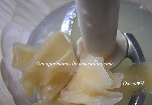 1. Этап. Имбирно-лимонное печенье «Ёлочки»: Снимите цедру с лимона (используйте в другом блюде), выжмите сок в мерный стакан, долейте воду, чтобы получилось 100 мл***. Добавьте имбирь и измельчите все в чаше блендера.