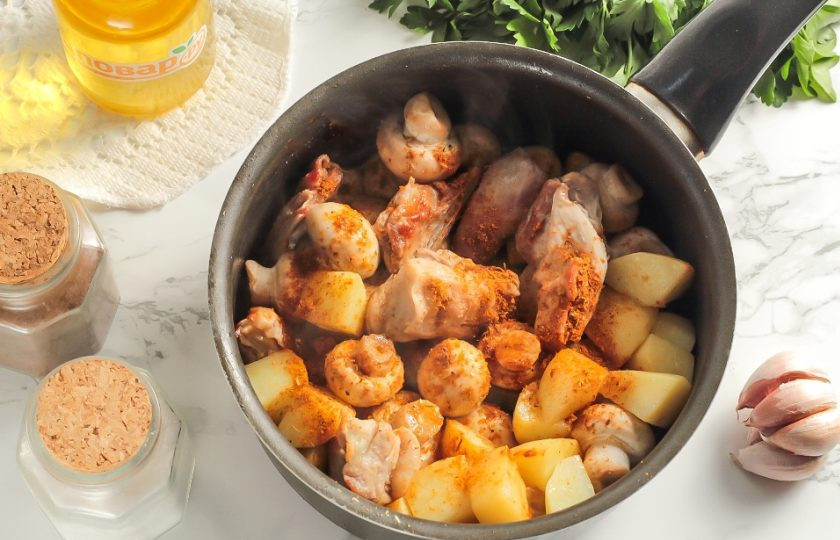 1. Этап. Баранина с картофелем и грибами: Добавьте приправу и молотый черный перец. Перемешайте и обжарьте все еще 3-4 минуты.