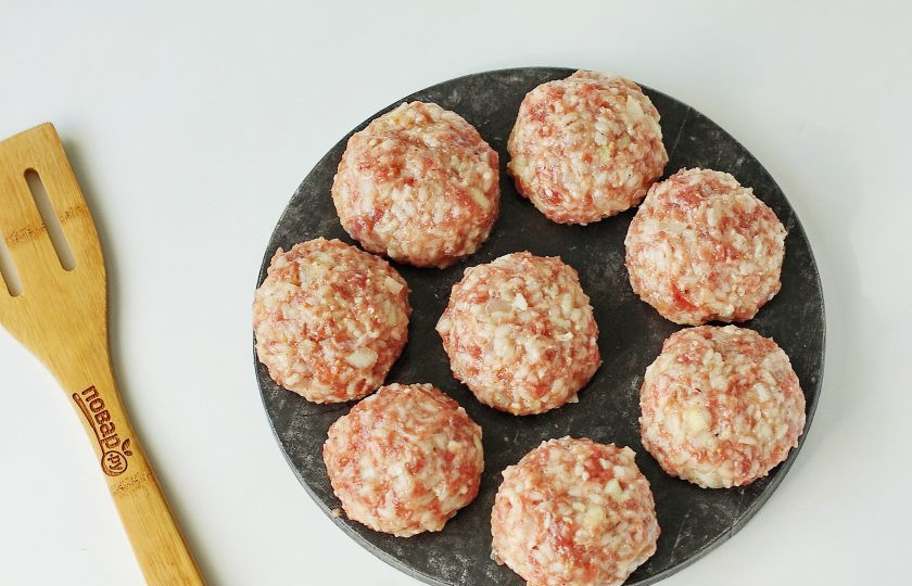 1. Этап. Тефтели с рисом без подливы: Сформируйте из фарша небольшие шарики.