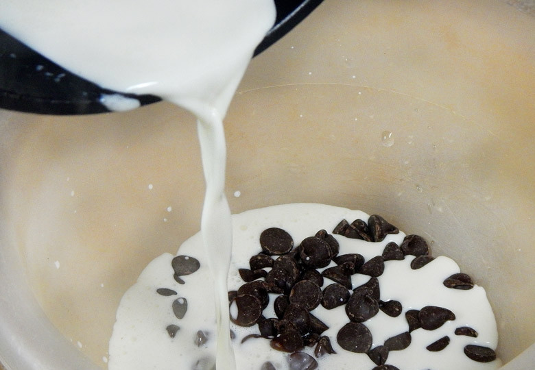 1. Этап. Пирожные Эклер: 7. В миску выложите шоколадные чипсы, нагрейте сливки и влейте их к шоколаду.