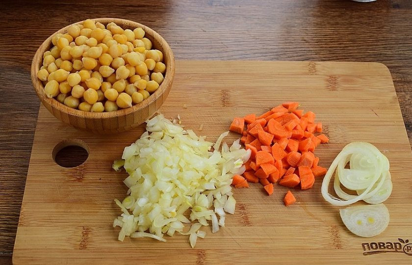 1. Этап. Татарский суп Нохутлы аш: Морковь нарежьте кубиками, лук измельчите. Оставьте несколько колец лука для подачи.