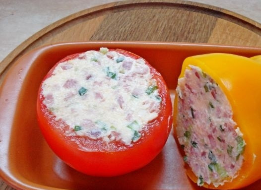 1. Этап. Перец, фаршированный колбасой и сыром: 8. Аккуратно наполните начинкой перец (для разнообразия можно взять и помидор), плотно прижимая ложкой. Отправьте в холодильник на 2-2.5 часа.