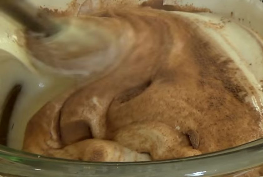 1. Этап. Брошенный бисквит: 3. По одному добавьте желтки, продолжая взбивать массу миксером на небольшой скорости. Постепенно соедините мучную смесь с яичной, аккуратно перемешивая сверху вниз.