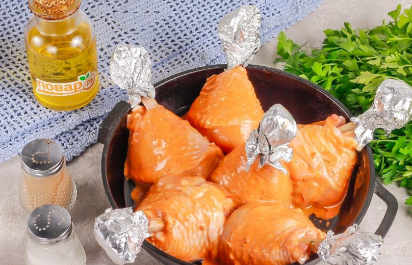 1. Этап. Куриные Чупа-чупсы: Разогрейте духовку до 200 градусов. Обверните ножку каждой голени фольгой, чтобы она не подгорела в процессе запекания. Затем смажьте форму маслом и выложите в нее голени, чтобы они по минимуму соприкасались друг с другом.