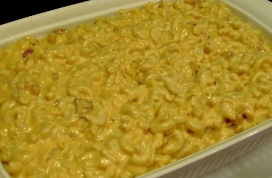 Свинина с макаронами 1. Этап. Свинина с макаронами: Соус добавьте в макароны, хорошо перемешайте и переложите в форму для запекания.