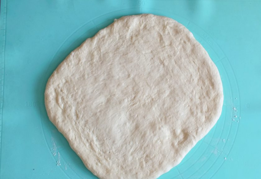 1. Этап. Хлеб в рукаве: Рабочую поверхность слегка присыпьте мукой. Выложите на неё тесто и раскатайте в пласт толщиной 1,5 см.