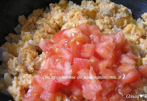 1. Этап. Икра сазана с помидорами: Добавьте нарезанный помидор (без кожицы), перемешайте, посолите, поперчите. Влейте вино, дайте выпариться спирту.