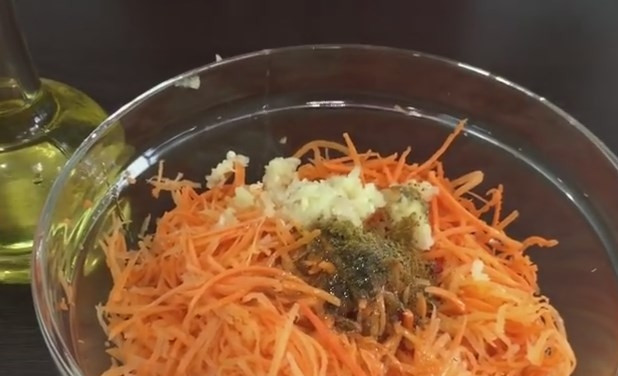 1. Этап. Голубцы с морковкой по-корейски в квашеной капусте: 3. Морковку нашинкуйте на терке для морковки по-корейски. Отправьте туда специи: молотый красный перец, куркуму, базилик, острый перец 